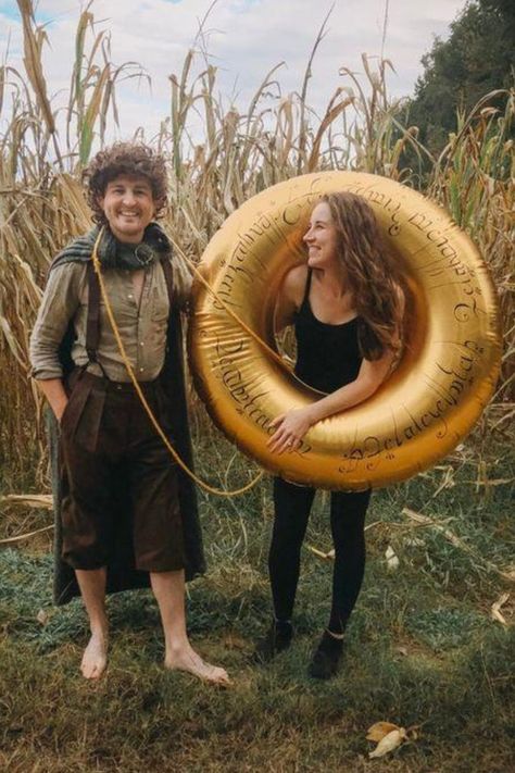 Get your nerd on with these flashback Halloween costumes for couples. #LordoftheRingscostume #LOTR #funnycouplescostumes Frodo Costume, Lord Of The Rings Diy, Lord Of The Rings Costumes, Lord Of The Rings Costume, Lord Of The Rings Party, Lord Of The Rings Cosplay, Hobbit Style, Lotr Party, Hobbit Cosplay