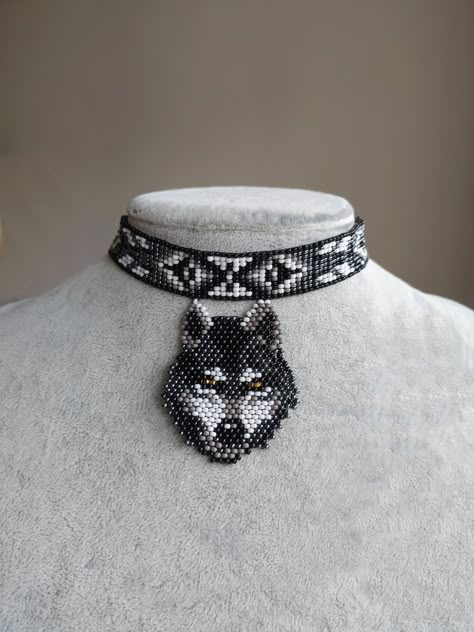 Tour de cou en perles de métier à tisser dans les couleurs grises et noires avec un véritable cintre à tête de loup réalisé selon la technique du point de brique. Ce motif porte un caractère indigène, c'est mon inspiration personnelle pour ma création de bijoux. À l'arrière se trouve un fermoir magnétique précis, une fermeture solide et une belle apparence en même temps. Longueur/Diamètre : 33 cm ou 13 pouces Largeur : 1,7 cm ou 0,67 pouces La couleur et la taille peuvent être personnalisées! Si Wolf Bead Pattern, Beaded Wolf Earrings, Seed Bead Jewelry Patterns, Choker Handmade, Neck Jewelry, Earrings Patterns, Bead Choker, Native American Beadwork, Seed Bead Patterns