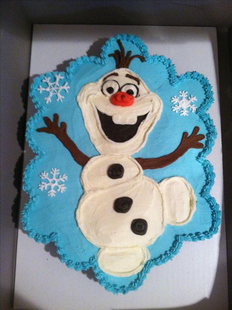 Olaf from Disney's Frozen. 24 cupcakes made into a "pull-apart" cake, decorated with American buttercream. Snowflake Pull Apart Cupcakes, Ariel Pull Apart Cupcake Cake, Olaf Pull Apart Cupcakes, Frozen Pull Apart Cupcakes, Olaf Birthday Cake Ideas, Cupcakes Decoration Disney, Olaf Cupcake Cake, Frozen Cupcake Cake Pull Apart, Olaf Cupcakes