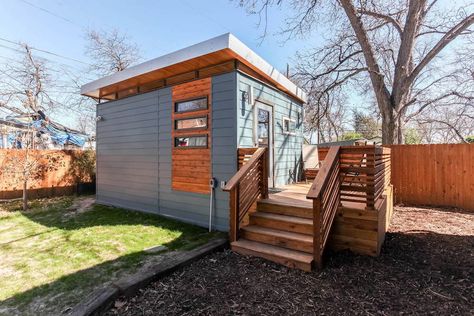 A 200 square feet cabin designed by Kanga Room Systems in Austin, Texas. Granny Pad, Tiny House Vacation, Pre Fab Tiny House, Micro Homes, Tiny House Swoon, Beautiful Small Homes, Pod House, Tiny House Builders, Small Cottages