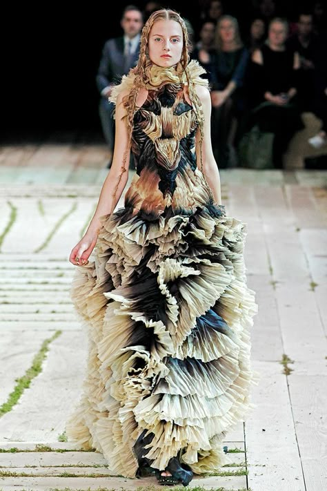 Alexander McQueen Spring 2011 Ready-to-Wear Fashion Show - Hanna Samokhina (MAJOR) Alexander Mcqueen Fashion, Sarah Burton, Mcqueen Fashion, Atelier Versace, Creation Couture, Zuhair Murad, Textiles Fashion, Fashion Spring, Marchesa