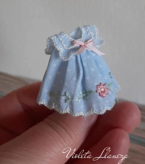 Dollhouse Clothes, Calico Critters Families, Miniature Dress, Paper Dolls Clothing, Tiny Clothes, Cute Sewing Projects, Mini Clothes, Sewing Doll Clothes, Fairy Clothes