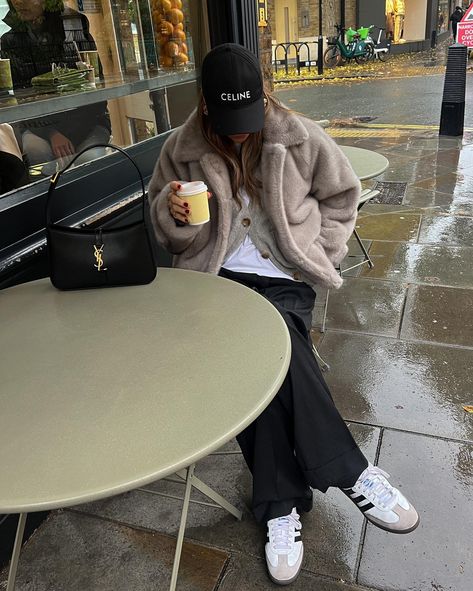 Black trousers paired with faux fur jacket Rain Outfit Winter, Outfit For Rainy Day, Rainy Spring Outfit, Europe Fall Outfits, Raining Day Outfit, Rainy Outfit, Rainy Day Outfits, Rain Outfit, Cap Outfit