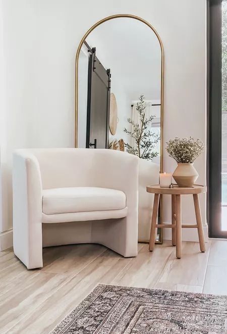 Standup Mirror Living Room, Pink Chair Bedroom Corner, Over The Couch Mirror Ideas, Interior Design Bedroom Wardrobe, Floor Mirror Living Room, Home Interior Design Bedroom, Townhome Ideas, Accent Chair Decor, Bedroom Window Seat