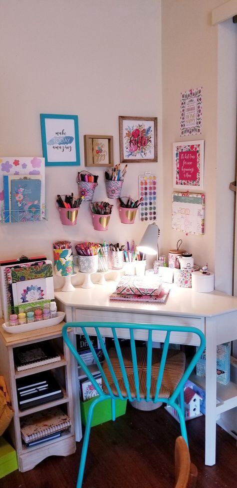 Art Corner Bedroom Kids Rooms, Corner Art Desk, School Corner At Home, Craft Corner In Bedroom, Kids Art Area Small Spaces, Kid Craft Area Art Corner, Craft Corner Ideas Small Spaces Bedroom, Crafting Corner Ideas Small Spaces, Small Craft Corner Ideas