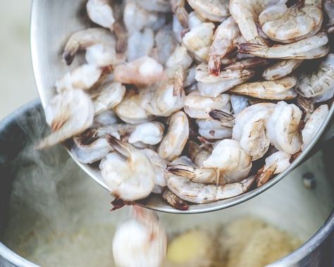 A steamer unit is not required to steam raw shrimp. A pot of boiling water will get the same results in roughly the same amount of time. The trick to cooking fresh, raw shrimp is to carefully monitor the boiling time and allow it to marinade in sauce without heat. Cook Raw Shrimp, Cooking Raw Shrimp, Raw Shrimp Recipes, Fresh Shrimp Recipes, Dinners Under 500 Calories, Lemon Garlic Shrimp Pasta, Raw Shrimp, Bruschetta Toppings, Cooked Shrimp