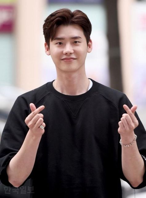 [HanCinema's News] Lee Jong-suk Announces March 8th Date for Military Service Jong Suk Wallpaper, Lee Jong Suk Wallpaper, Lee Jong Suk Cute, Kang Chul, Korea Południowa, Lee Jung Suk, Asian Man, Park Bogum, Han Hyo Joo