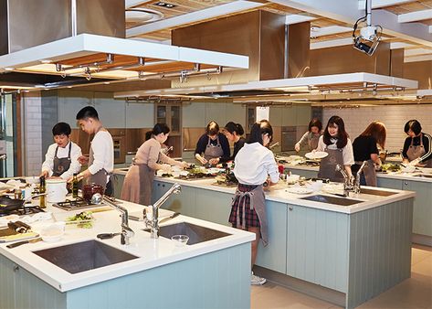 Cooking School Interior, Cooking School Design, Cooking Classes Design, Cooking Class Kitchen, Cooking School Kitchen, Teaching Kitchen, Community Kitchen, Cooking In The Classroom, School Kitchen