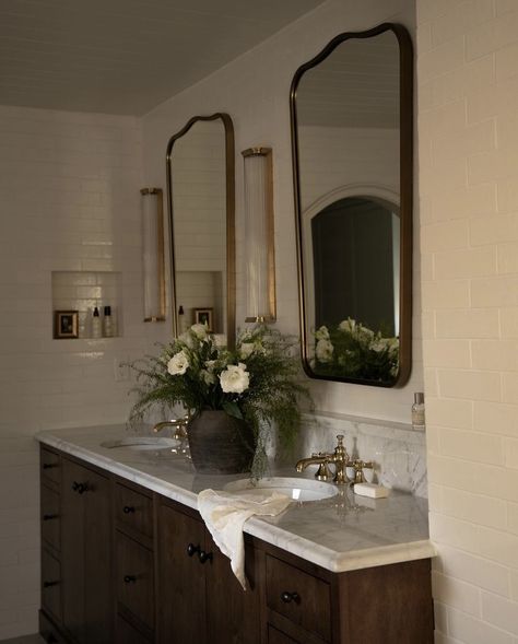 Vintage Glam Interior, Bathroom Long Counter, Small Moody Bathroom, Yond Interiors, Dark Wood Bathroom, Cozy Bathroom, Simple Bathroom Decor, Cottage Decor Farmhouse, Primary Bath