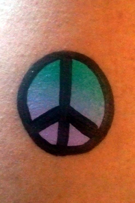 Dauber Peace Sign Face Painting Diy Body Painting, Witches Makeup, Face Painting Booth, Simple Face Paint, Calligraphy Art Ideas, Festival Face Paint, Art Face Painting, Kids Face Painting, Cheek Art