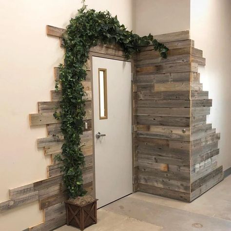 10 Reclaimed Wood Wall Ideas Scrap Wood Accent Wall, Repurposed Wood Wall, Rustic Accent Wall Ideas, Reclaimed Wood Feature Wall, Wood Wall Ideas, Barn Wood Bathroom, Pallet Accent Wall, Dark Wood Shelves, Wood Wainscoting