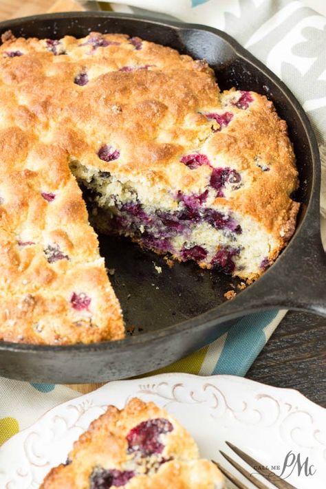 Blueberry Buttermilk Cornbread Blueberry Pudding Cake, Blueberry Cornbread, Cinnamon Crumb Cake, Blueberry Pudding, Skillet Desserts, Cornbread Recipes, Buttermilk Cornbread, Christmas Dinners, Blue Berries