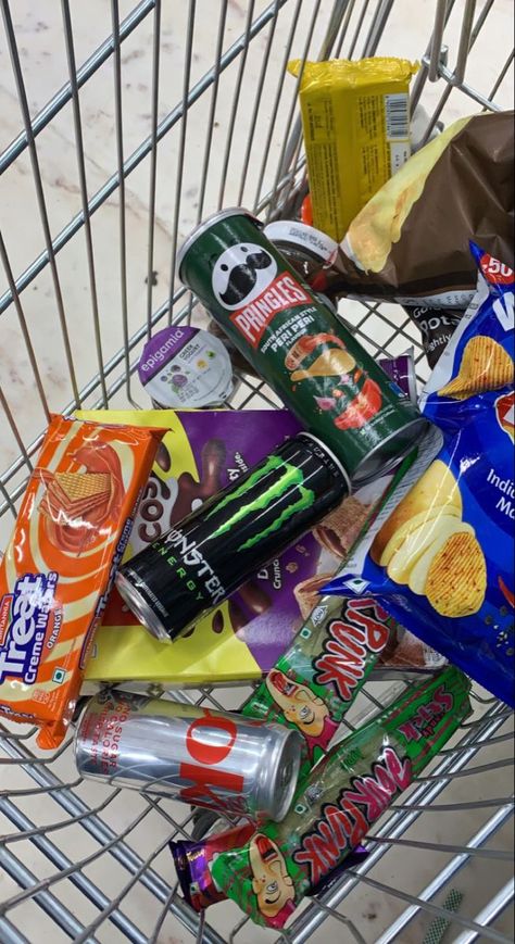 Grocery Items Images, Grocery Snap, Jammu Snaps, Snack Lays, Snapchat Snaps, Pretty Alcoholic Drinks, Eating Food Funny, Grocery Supermarket, Movie Night Snacks