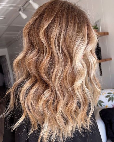 Honey Base with Strawberry and Platinum Highlights Blonde Hair With Copper Highlights, Blonde Hair With Copper Lowlights, Caramel Hair With Blonde Highlights, Carmel Brown Hair, Honey Blonde Hair Ideas, Copper Blonde Balayage, Copper Blonde Hair Color, Copper Blonde Hair, Blonde Hair Goals