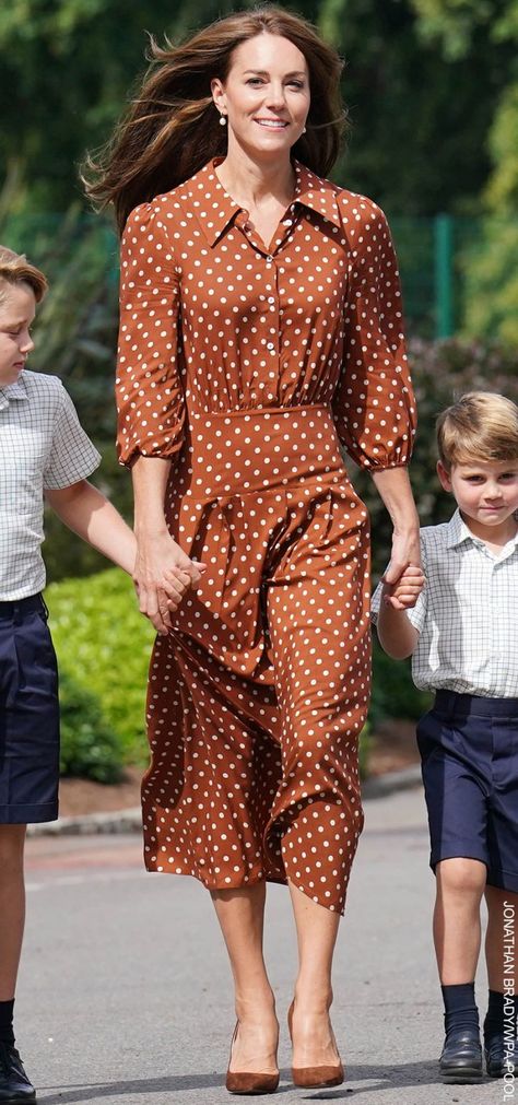 Kate Middleton Wears Brown Polka Dot Dress on the School Run Brown Polka Dot Dress, Kate Middleton Style Outfits, Düşes Kate, Kate Fashion, Kate Middleton Fashion, Looks Kate Middleton, Kate Middleton Dress, Princess Charlotte And Prince Louis, Princess Katherine