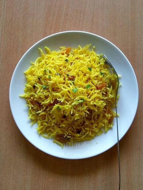 Lebanese Yellow Rice Recipe, Chicken Stock Recipes, Mediterranean Yellow Rice, Mediterranean Rice Recipe, Yellow Rice Recipe, Mediterranean Rice, Slow Cooker Chicken Casserole, How To Make Yellow, Yellow Rice Recipes