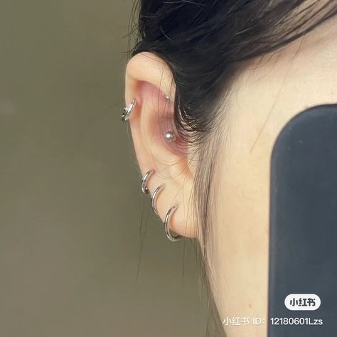 Asian Ear Piercing, Korean Piercings, Ear Piercings Korean, Piercings Oreja Aesthetic, Korean Ear Piercing, Ears Aesthetic, 2nd Ear Piercing, Ear Styling, New Ear Piercing