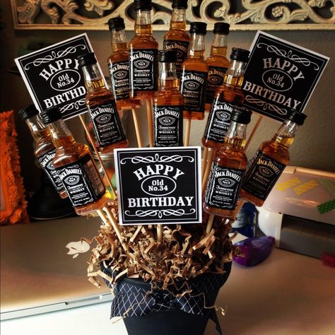 DIY goodness man bouquet Festa Jack Daniels, Booze Bouquet, Jack Daniels Gifts, Liquor Bouquet, Man Bouquet, Liquor Gifts, Alcohol Gifts, Liquor Bottles, Valentine's Day Diy