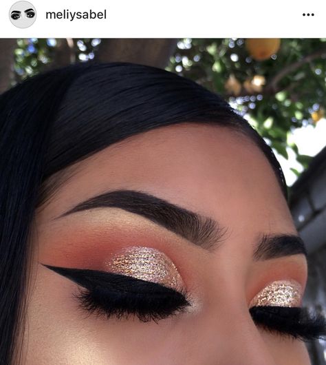 Glitter neutral make up glam look  silver orange golds Eye Makeup On Hand, Eye Make Up Videos, Makeup Over 40, Makeup Is Life, Luxury Makeup, Eye Makeup Remover, 6k Followers, Lashes Makeup, Makeup Goals