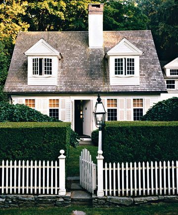 Great privacy hedges Country Cottage Homes, Tudor Cottage, Casas Coloniales, Cape Cod House, White Picket Fence, Style Cottage, Design Exterior, Picket Fence, Style At Home