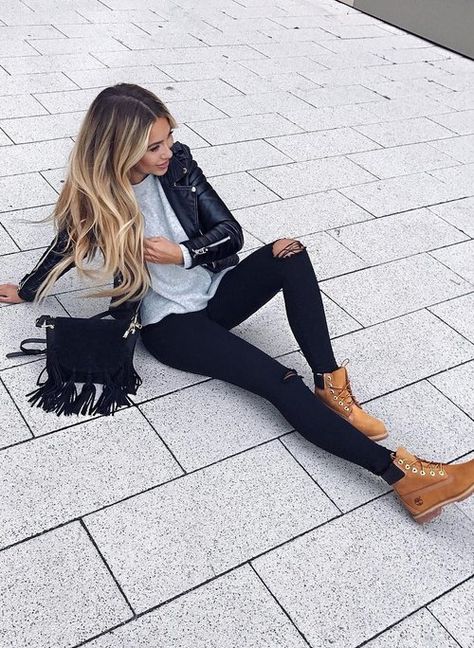 Outfits que puedes intentar si ya no te identificas con tu look actual Outfits Con Botas Timberland, How To Wear Timberlands, Fall Outfits 2017, Rain Outfit, Looks Pinterest, Destroyed Jeans, Looks Chic, 가을 패션, Fall Fashion Trends