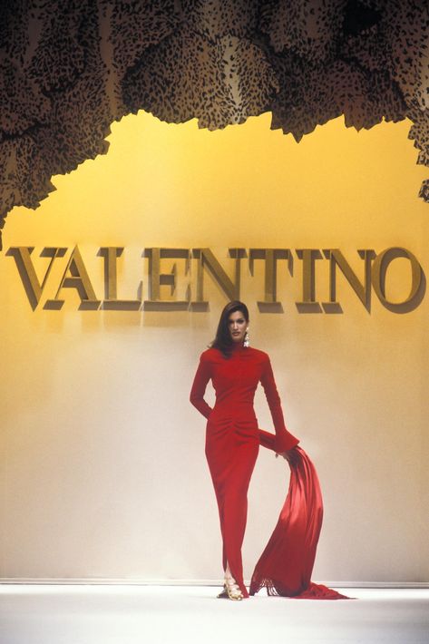 Valentino Aesthetic, Yasmin Ghauri, 90s High Fashion, Valentino Beauty, Valentino Vintage, Valentino Runway, Yasmeen Ghauri, Vintage Valentino, Valentino Red