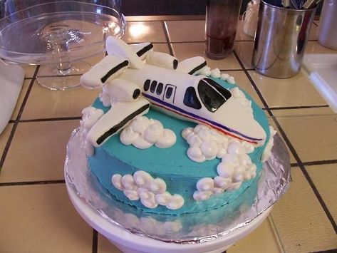 Airplane Birthday Cakes, Types Of Frosting, Whipped Icing, How To Make Clouds, 3d Clouds, Blue Icing, Cloud Cake, White Buttercream, Cloud Decoration