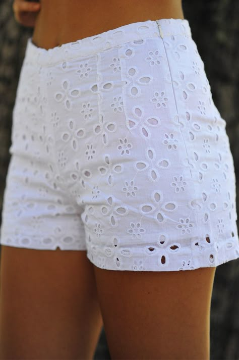 #shophopes! Daisy Shorts, White Lace Shorts, Eyelet Embroidery, Kate Moss, Outfit Casual, Sewing Clothes, Diy Clothes, Short Outfits, Lace Shorts