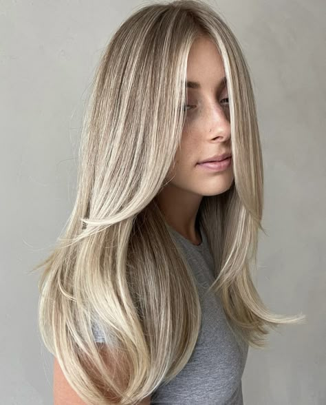 Old Money Blonde Medium Length, Bright Honey Blonde Hair, Highlights Medium Length, Medium Ash Blonde Hair, Blonde Hair Tips, Natural Blonde Hair, Color And Highlights, Cool Blonde Hair Colour, Beige Blonde Hair