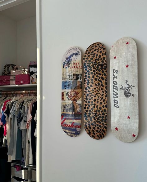 Skateboard Deck On Wall, Skate Board Decoration, Funky Closet Ideas, Cool Bedroom Decor Ideas, Skate Boards On Wall, Frat House Aesthetic Decor, Skate Board Wall Art, Hanging Skateboards On Wall, Katie Fang Room