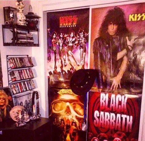 80s Metal Bedroom, Metal Room Ideas, 80s Rocker Bedroom, Eddie Munson Bedroom, Rocker Room Aesthetic, Eddie Munson Room, 80s Metal Room, Metalhead Room Aesthetic, Heavy Metal Room Aesthetic