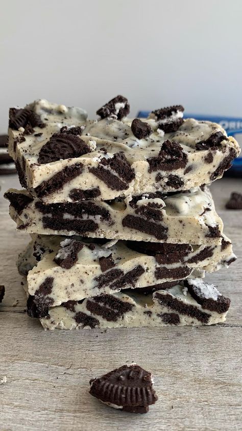 Oreo Bark, Oreo Chocolate, Chocolate Oreo, Candy Drinks, Chocolate Oreos, Oreo Dessert, Food Wallpaper, Chocolate Bark, 2 Ingredient