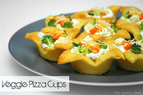 Easy Appetizer ~ Veggie Pizza Cups... My mom makes a fabulous veggie pizza but I may have to tweek it to accomodate this finger food approach. She always did it by rolling all the crescents flat, but this seems cook-and-consumer friendly. Appetizer Veggie, Flat Pizza, Quick Appetizer Recipes, Veggie Pizza Recipe, Pizza Cups, Veggie Cups, Veg Pizza, Gunny Sack, Veggie Pizza