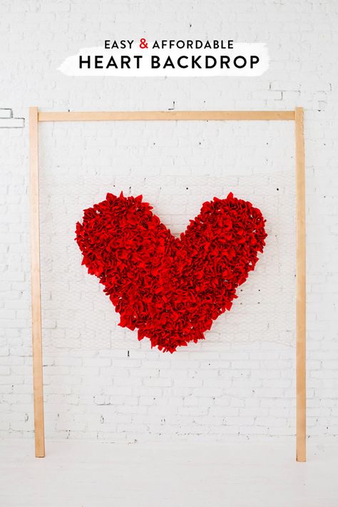 Chicken wire backdrop (not freestanding) - Jesi Haack for Design Love Fest Heart Backdrop, Diy Photo Booth Backdrop, Booth Backdrops, Diy Heart, Love Fest, Valentines Day Photos, Diy Photo Booth, Bridal Musings, My Funny Valentine