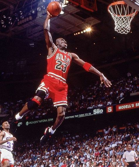 Michael Jordan dunk ! Magic Johnson Lakers, Jordan Dunks, Michael Jordan Pictures, Urban Sport, Basket Nba, Jordan Bulls, Heavyweight Boxing, Michael Jordan Basketball, Hoop Dreams