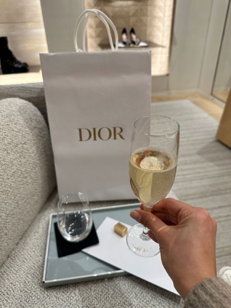 Dior Shopping Bag, Money Wallpapers, Marcella Vitiello, Dior Shopping, Boujee Lifestyle, Dior Gift, Dior Store, Selfie Snapchat, Luxury Birthday Gifts