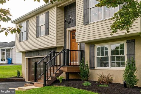 Split Foyer Front Porch, Split Entry Curb Appeal, Split Level Front Steps Ideas, Split Level Front Porch Addition, Bilevel Front Porch Ideas, Raised Ranch Front Door, Split Level Front Door, Raised Ranch Front Porch, Split Level Front Porch Ideas