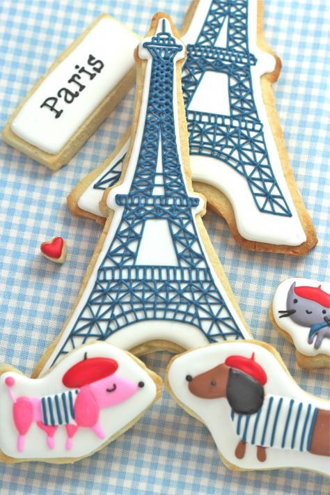 Paris cookies. @The Broke Socialite Paris Cookies, Cookies Cupcake, French Cookies, Edible Crafts, Popular Desserts, Bastille Day, Cookie Tutorials, Royal Icing Decorations, Paris Party