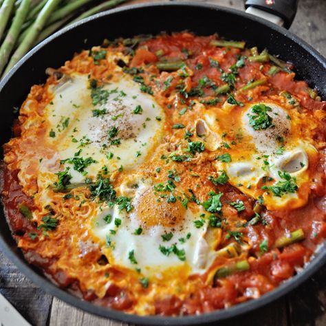 Spanish Eggs with Tomatoes & Asparagus Eggs With Asparagus, Spanish Eggs Breakfast, Spanish Baked Eggs, Spanish Eggs, Eggs With Tomatoes, Egg Tortilla, Tapas Party, Thug Kitchen, Portuguese Cuisine