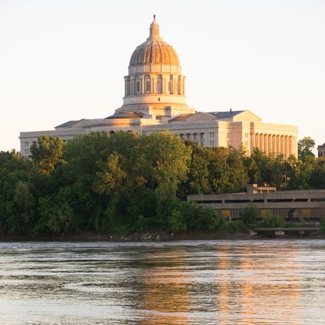 6 Big Missouri Towns With A Small-Town Feel Jefferson City Missouri, Pizza Company, Usa City, American City, Travel Oklahoma, American Road, City Vibes, Missouri River, State Capitals