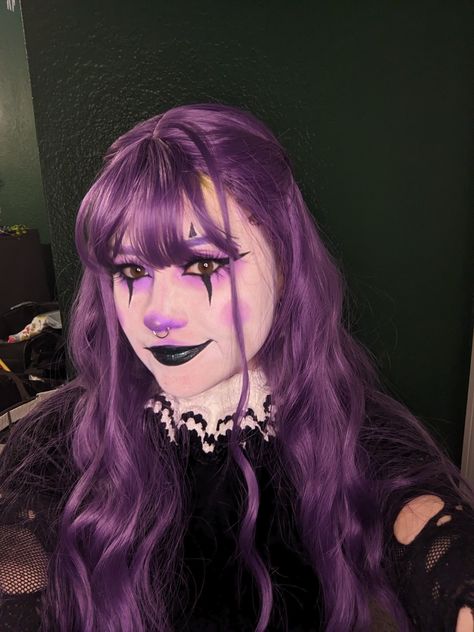 Black And Purple Clown Makeup, Halloween Purple Hair Costume, Purple Clown Outfit, Purple Halloween Costume Ideas, Jester Makeup Female Easy, Purple Clown Costume, Halloween Costume Purple Hair, Clown Makeup Purple, Halloween Costumes With Purple Hair