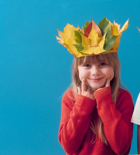 Make a leaf crown for autumn Autumn Hats For Kids Diy, Autumn Masks For Kids, Autumn Costume Kids Diy, Autumn Crown Kids, Autumn Costume Kids, Autumn Crafts For Kids, Autumn Crown, Whimsical Clothes, Craft Preschool