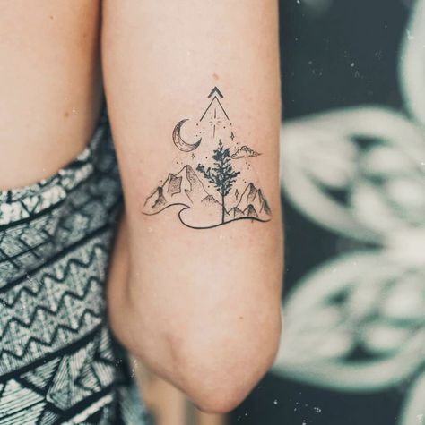 Traveler Tattoos, Moutain Tattoos, Tattoos Aesthetic, Unique Tattoo Ideas, Hiking Tattoo, Muster Tattoos, Subtle Tattoos, Unique Tattoo, Nature Tattoos