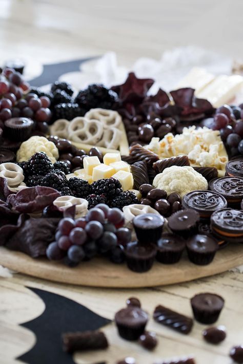 Rip 20s Party Food, Girly Gothic Party, Black Cheese Board, Goth Party Snacks, Wednesday Addams Charcuterie, Black Snacks Ideas For Color Party, Wednesday Party Treats, Occult Birthday Party, Black Food Board Ideas