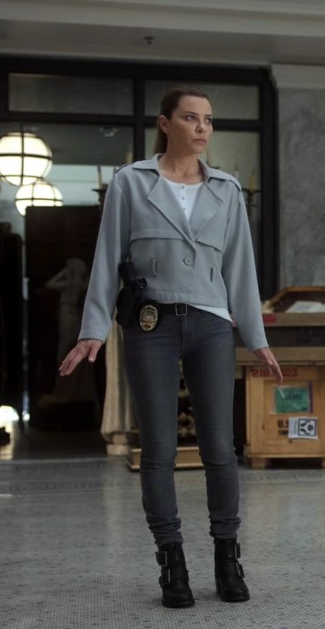 Chloe Decker Outfits, Women Detective Outfit, Detective Outfit, Ariana Grande Images, Chloe Decker, Lauren German, Police Women, Movies Outfit, Dress For Success