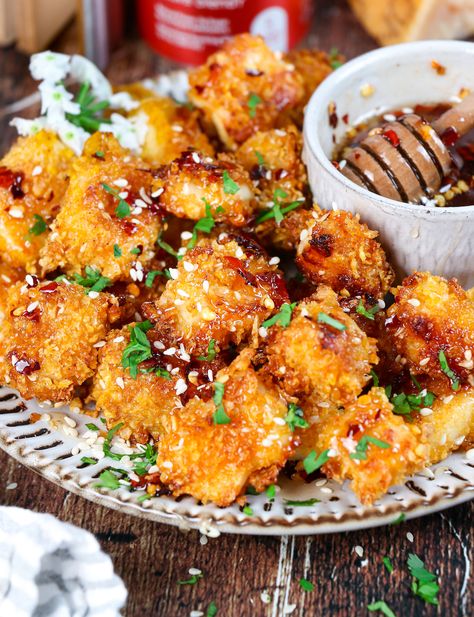 Crispy Chili Honey Halloumi Bites Meat Starters, Halloumi Starter Recipes, Halloumi Starter, Halloumi Bites Recipe, Halloumi Meals, Hot Finger Food Ideas, Halloumi Bites, Haloumi Recipes Air Fryer, Halloumi Appetizer