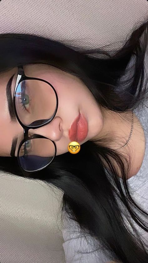 Frames For Round Faces, Glasses For Oval Faces, Glasses Inspiration, Cute Formal Dresses, Brunette Hair With Highlights, Glasses Makeup, Swag Girl Style, Selfie Poses Instagram, Cute Glasses