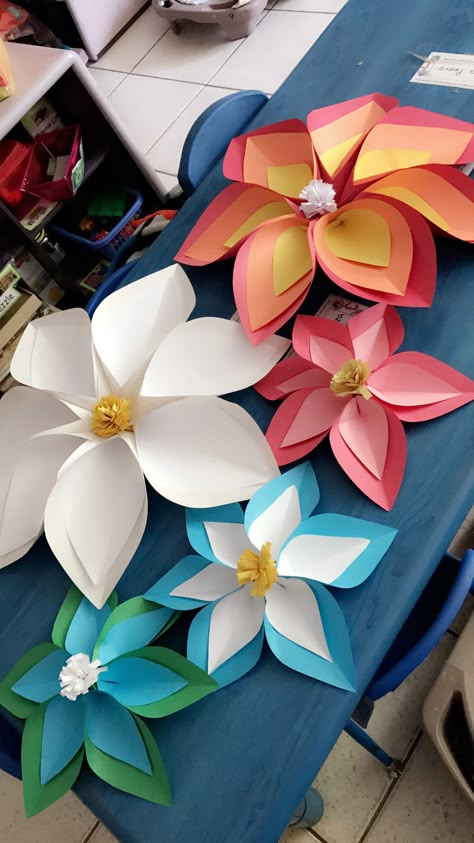 Big paper flowers Flower Paper Craft, Big Paper Flowers, Paper Flowers For Kids, Flower Crafts Kids, Paper Flowers Diy Easy, Paper Flower Garlands, Rose Paper, Folding Paper, Flower Decorations Diy