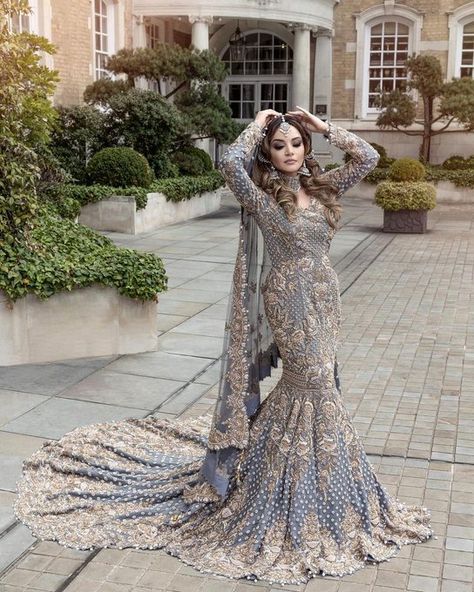 Fish Cut, Aesthetic Poses, Walima Dress, Red Bridal Dress, Muslim Brides, Desi Wedding Dresses, Velvet Dress Designs, Saree Style, Latest Bridal Dresses