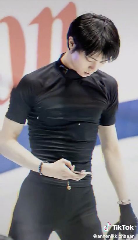 yuzuru hanyu Yuzuru Hanyu Black Outfit, Doodle Sheet, Boy Body, Yuzuru Hanyu, Japanese Boy, Dynamic Poses, Compression Shirt, Hanyu Yuzuru, Body Poses